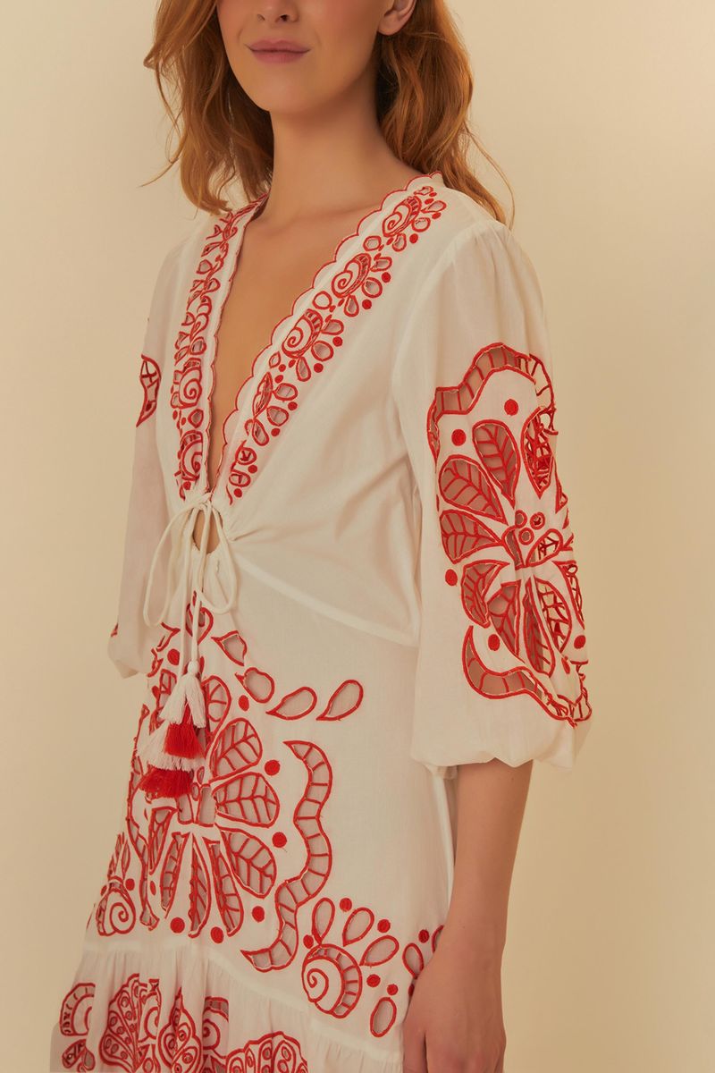 Primer-plano-del-escote-en-V-del-vestido-con-detalles-de-lazado-y-bordados.