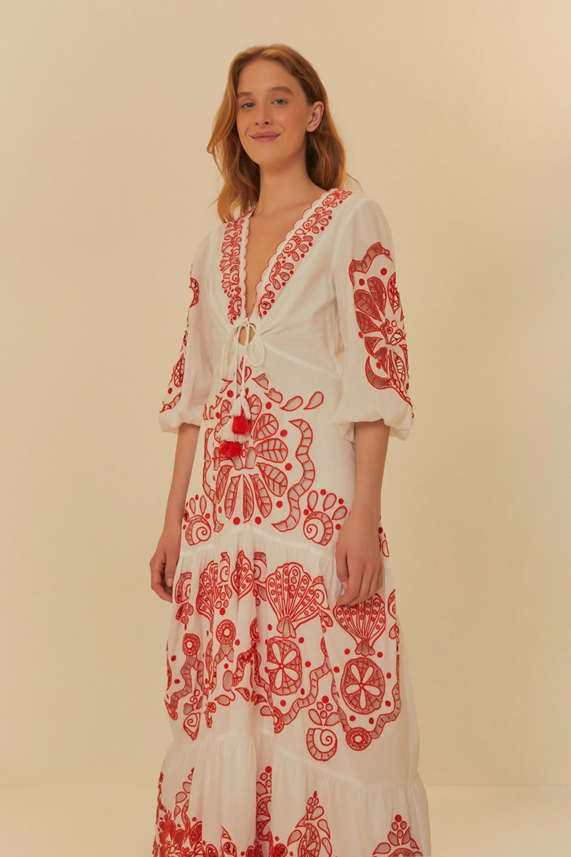 Modelo-usando-el-vestido-bordado-richelieu-mostrando-el-diseño-completo-y-los-detalles.