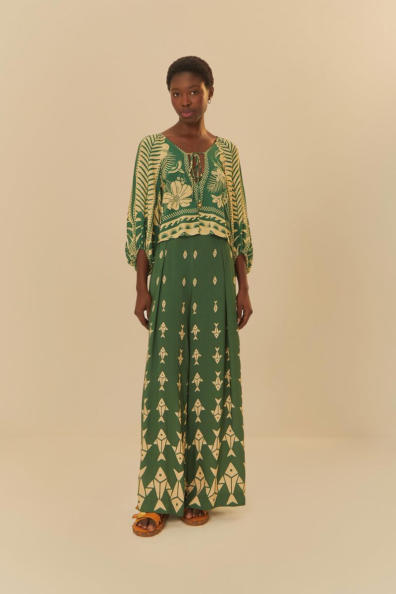 Vista-frontal-de-la-blusa-con-escote-en-V-y-estampado-tropical.