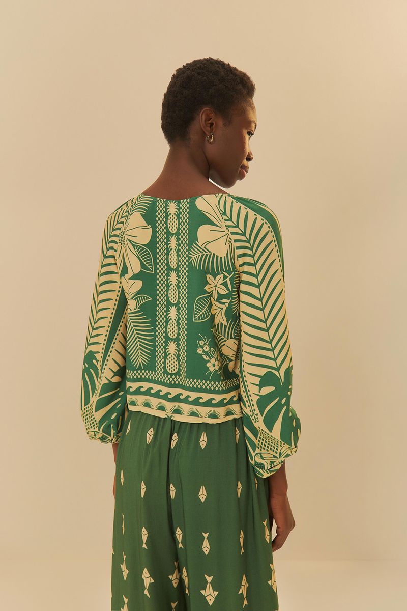 Vista-trasera-de-la-blusa-mostrando-la-continuidad-del-estampado-tropical.