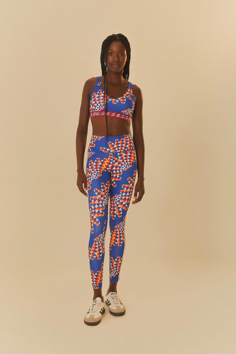 Modelo usando la Legging Adidas Psychedelic Wave Azul con diseño geométrico vibrante.