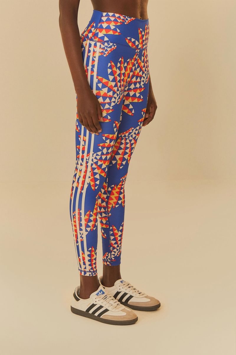 Vista lateral de la Legging Adidas Psychedelic Wave Azul mostrando un ajuste cómodo.