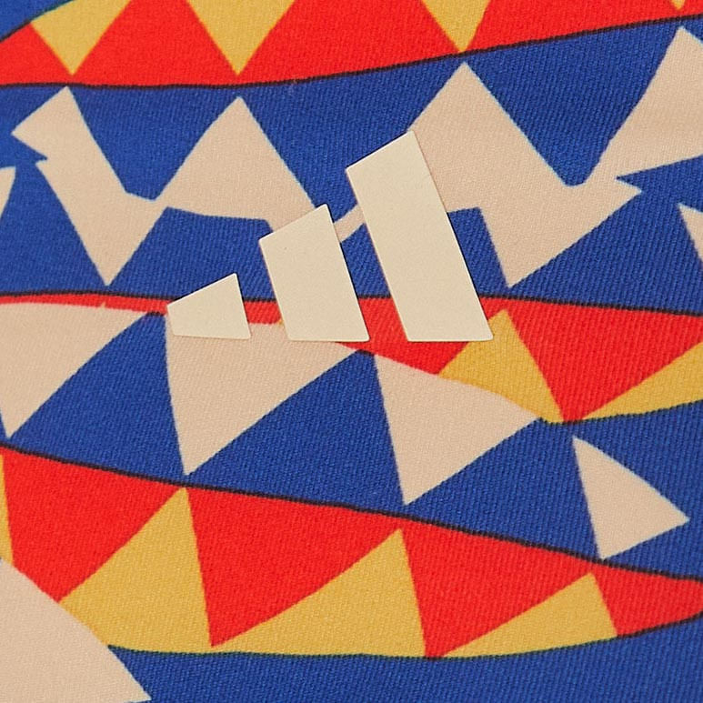 Close-up-del-diseño-geometrico-vibrante-de-la-Legging-Adidas-Psychedelic-Wave-Azul.