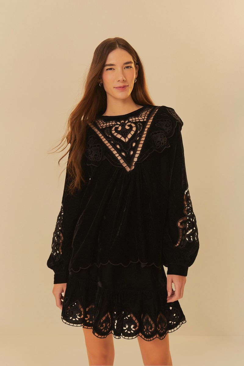 Modelo usando falda de terciopelo con bordado de corazón, combinada con blusa de terciopelo.