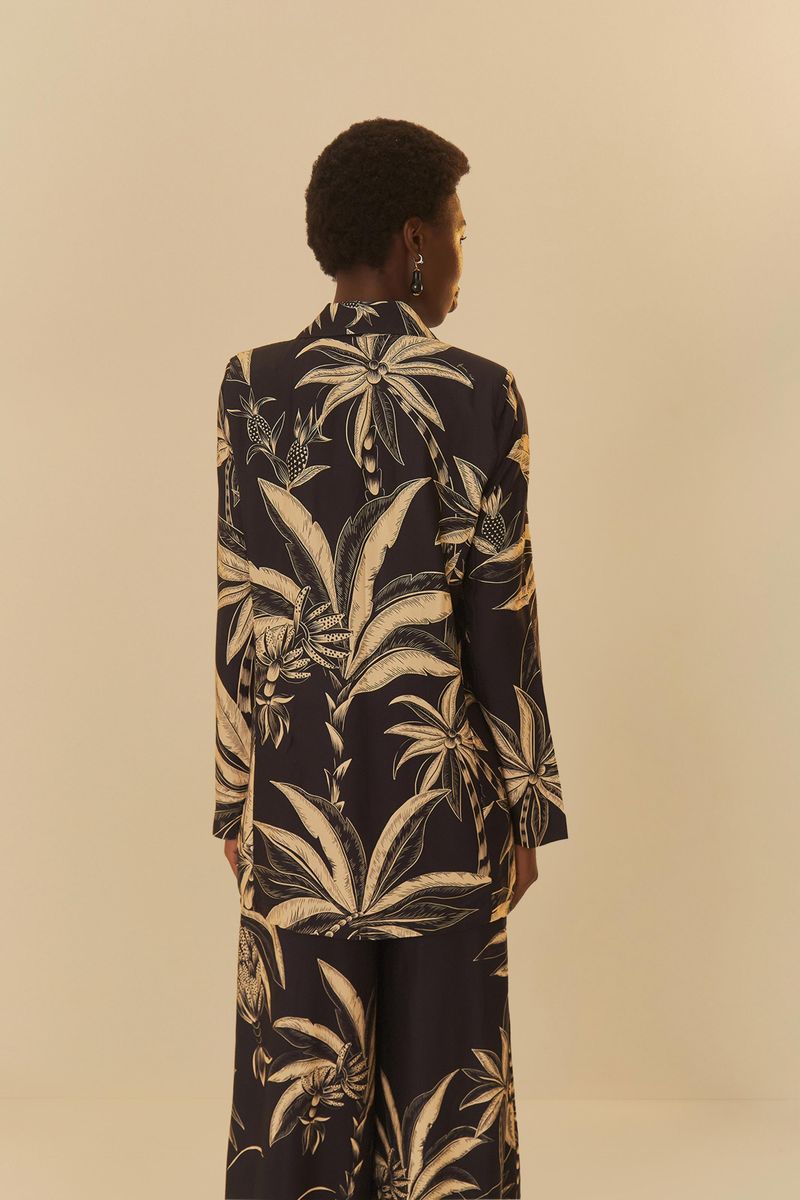 Vista posterior del blazer con estampado tropical.