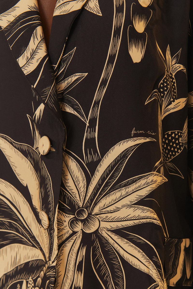 Primer plano del estampado tropical del blazer.