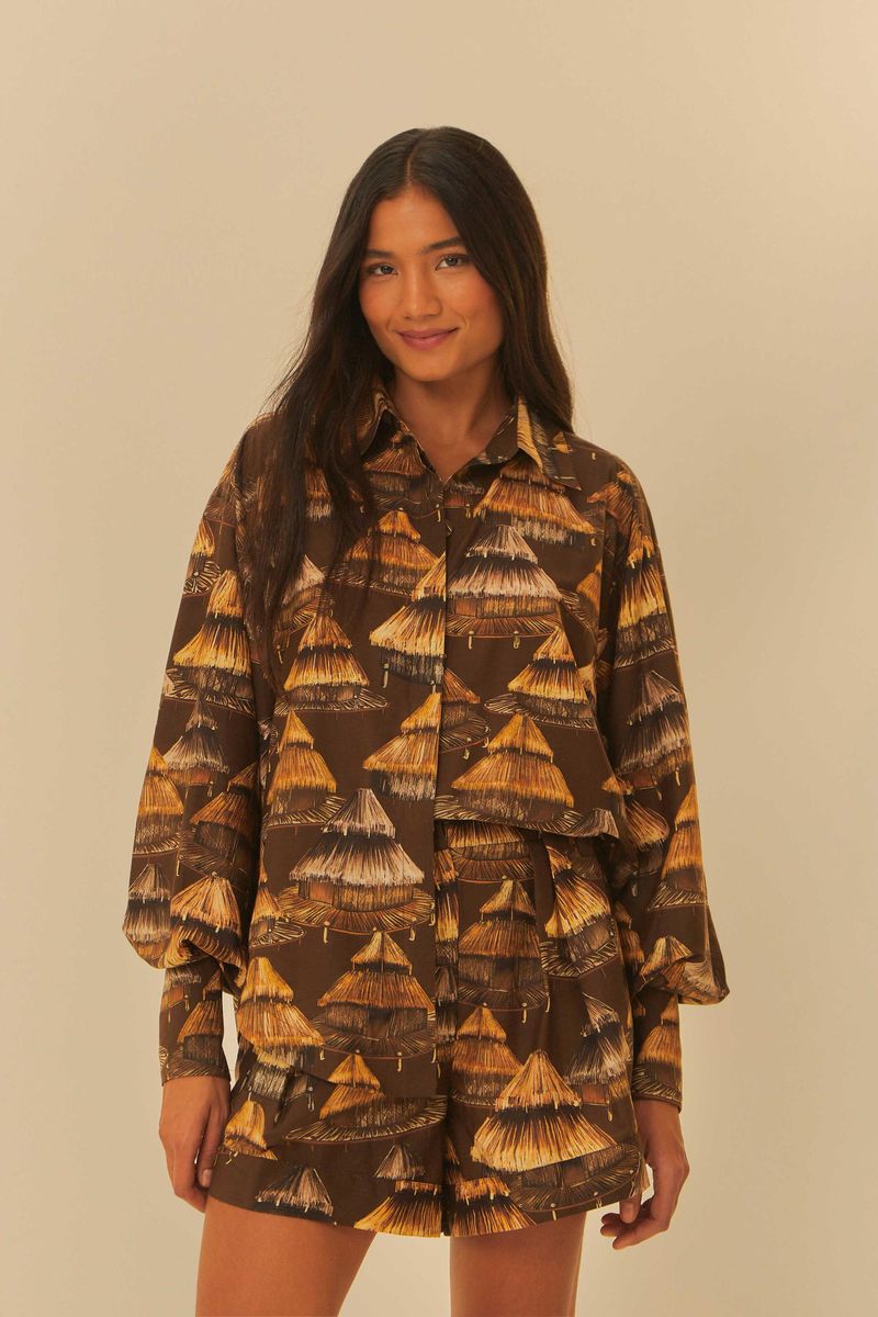 Camisa Shuhu con estampado cultural en tonos tierra, vista frontal.