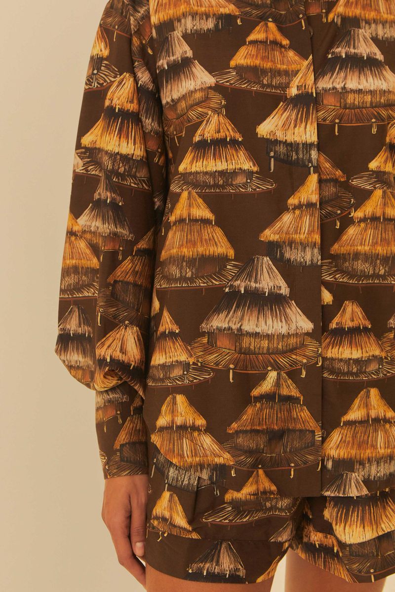 Detalle del cuello y cierre con botones de la Camisa Shuhu.