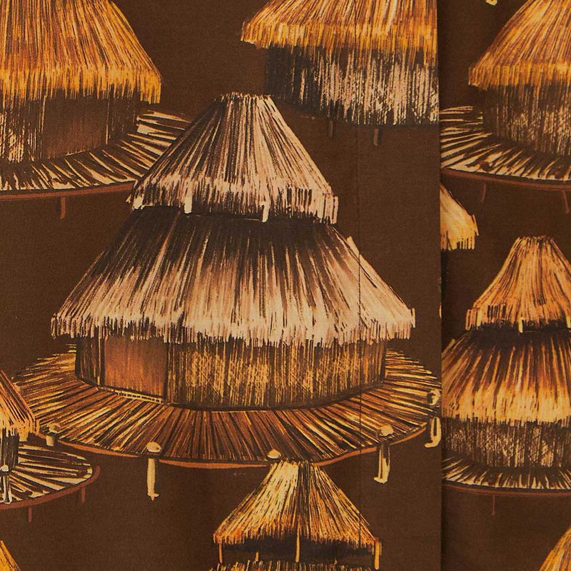 Acercamiento del estampado cultural en tonos tierra de la Camisa Shuhu.