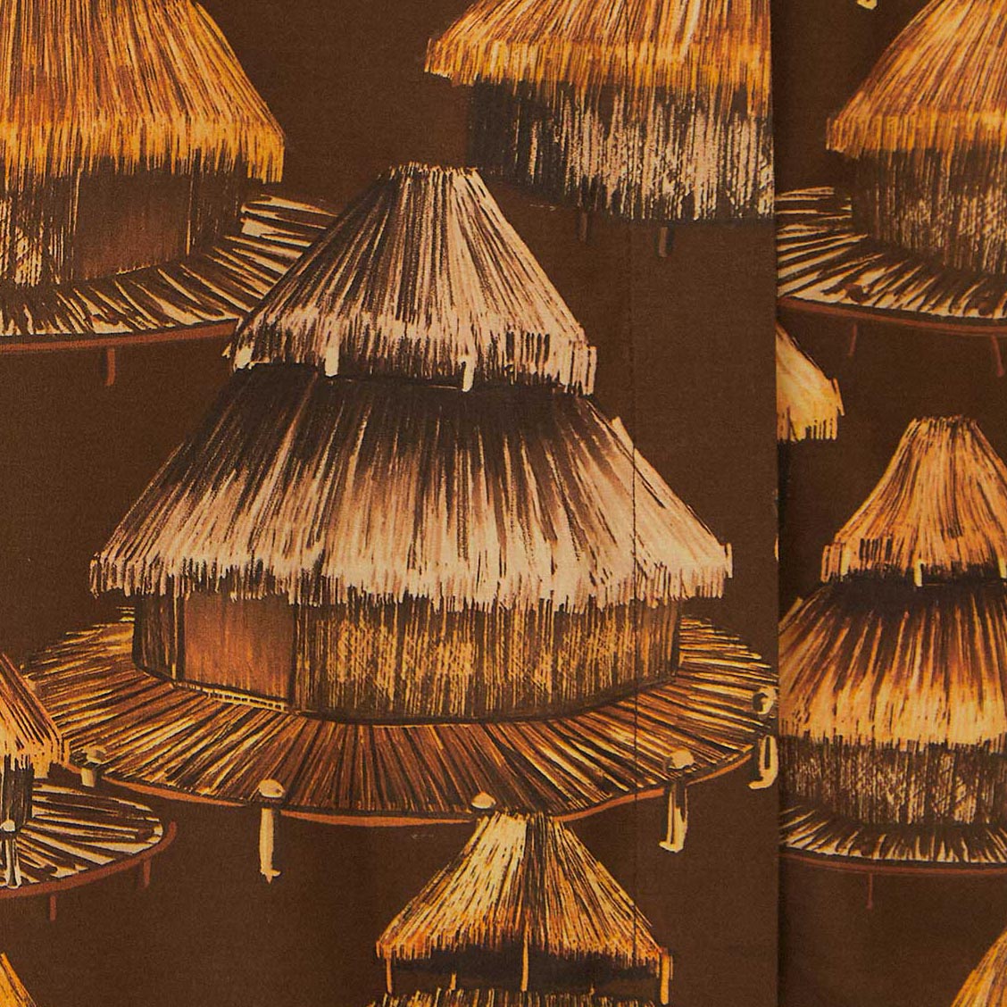 Acercamiento del estampado cultural en tonos tierra de la Camisa Shuhu.