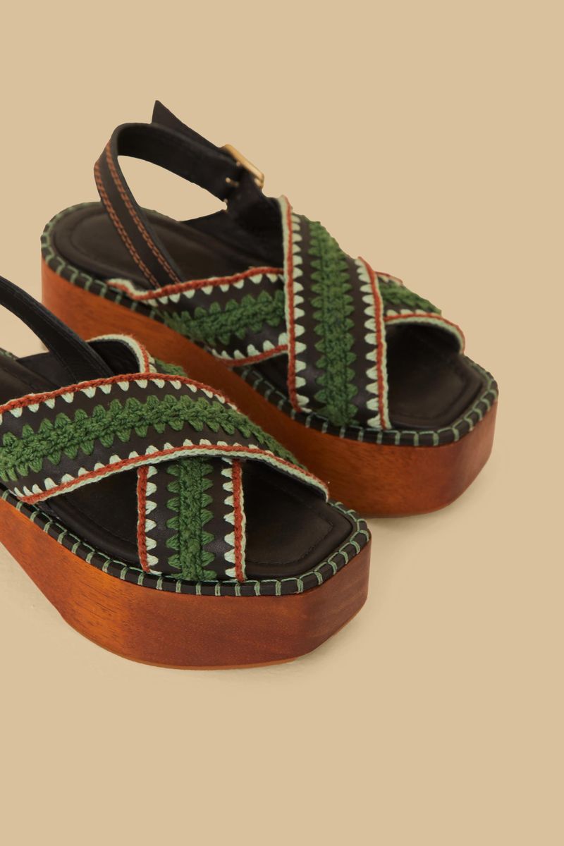 Detalle de las correas trenzadas en verde y marrón de la sandalia clog.