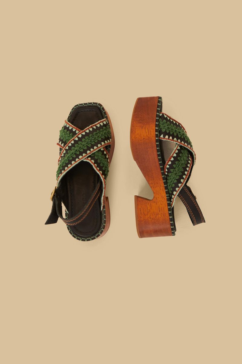 Vista superior de la sandalia clog mostrando las correas trenzadas y el diseño slingback.