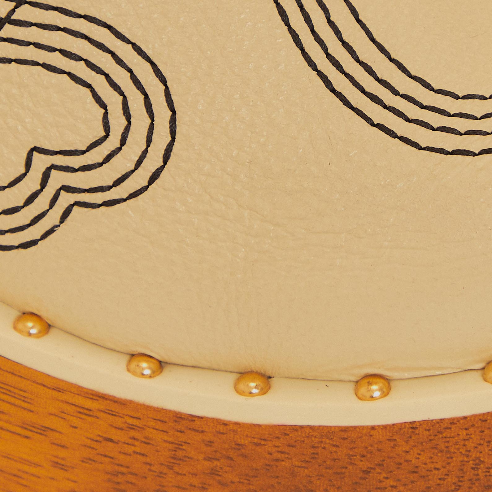 Close-up del bordado y textura del material del tamanco.