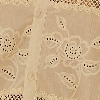 Detalle-de-la-barra-del-pantalon-artesanal-de-encaje.