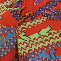 Imagen-de-unos-pantalones-cortos-estampados-vibrantes-con-detalles-geometricos-y-de-pajaros-vistos-de-frente.