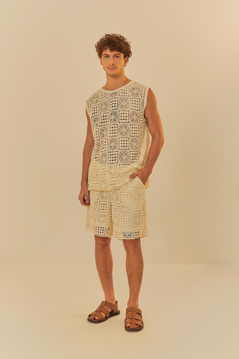 Detalle-de-la-cintura-con-ajuste-de-un-pantalon-corto-masculino-beige.