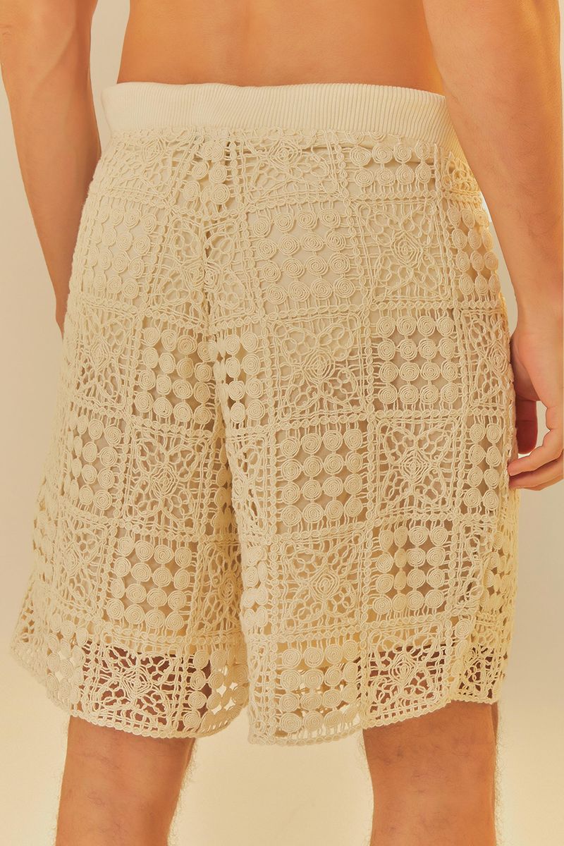 Detalle-del-dobladillo-de-un-pantalon-corto-masculino-beige-con-diseño-geometrico.