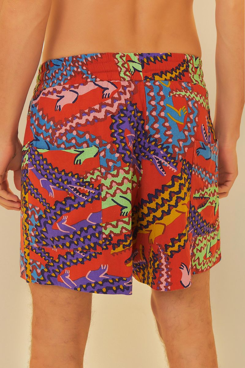 Imagen-de-unos-pantalones-cortos-estampados-vibrantes-con-detalles-geometricos-y-de-pajaros-vistos-de-atras.