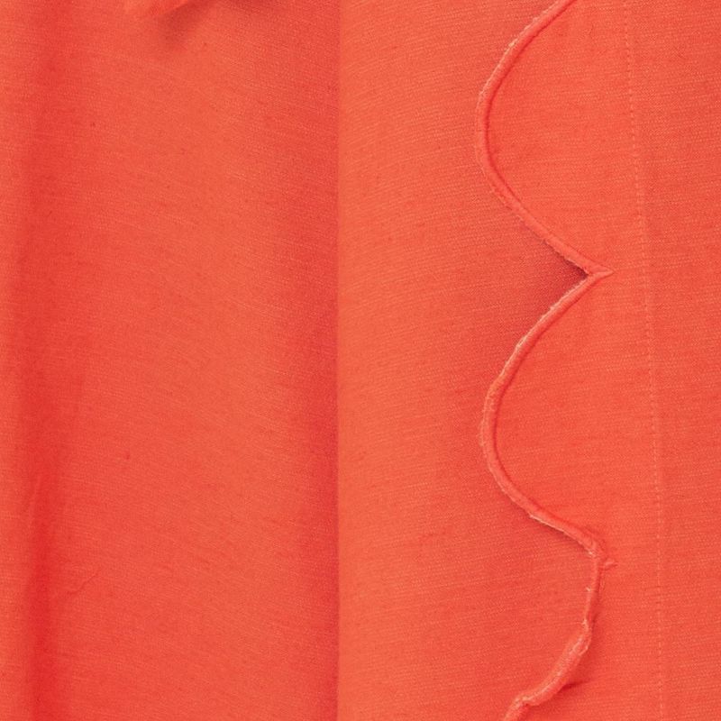 Acercamiento al detalle vertical en el pantalón rosa.