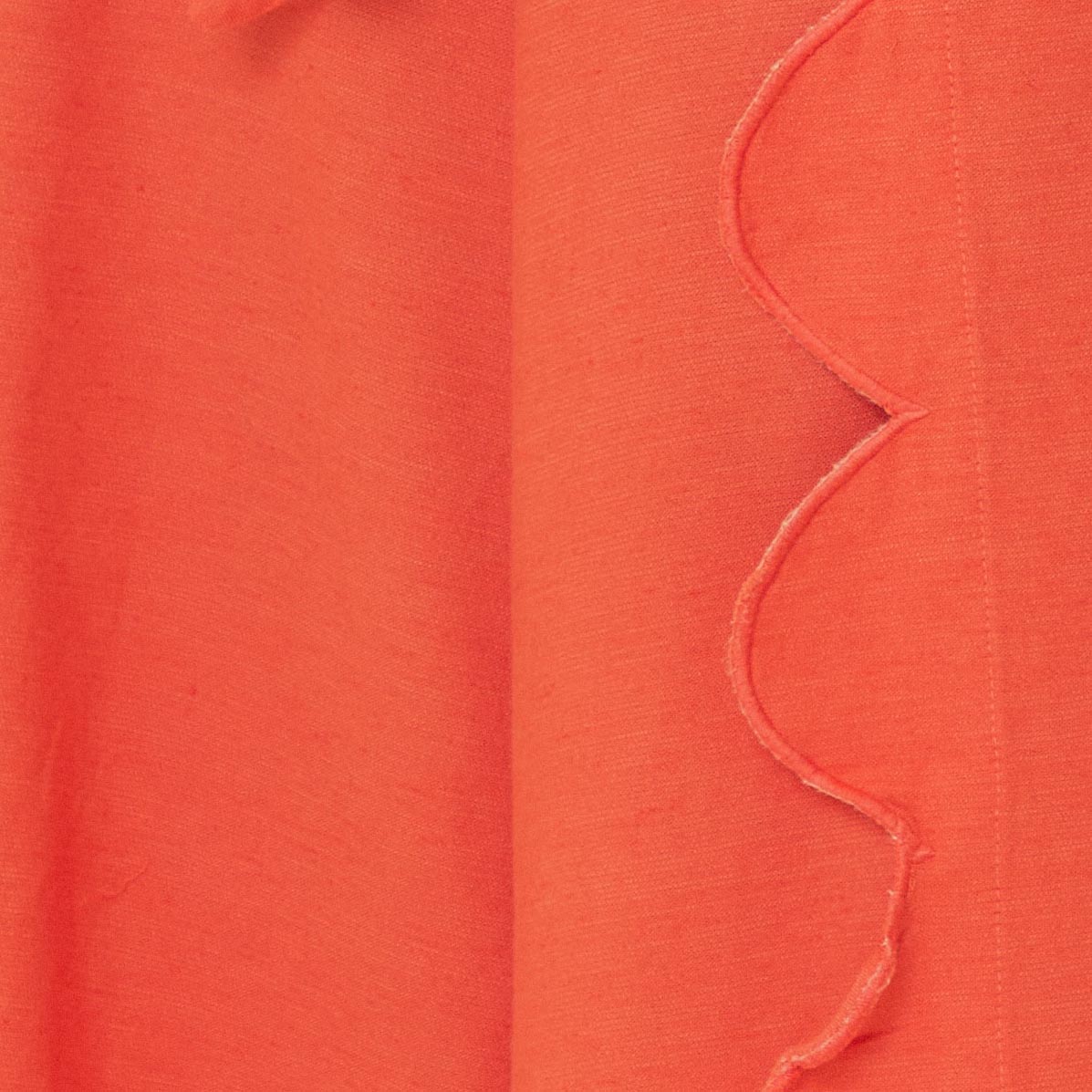 Acercamiento al detalle vertical en el pantalón rosa.