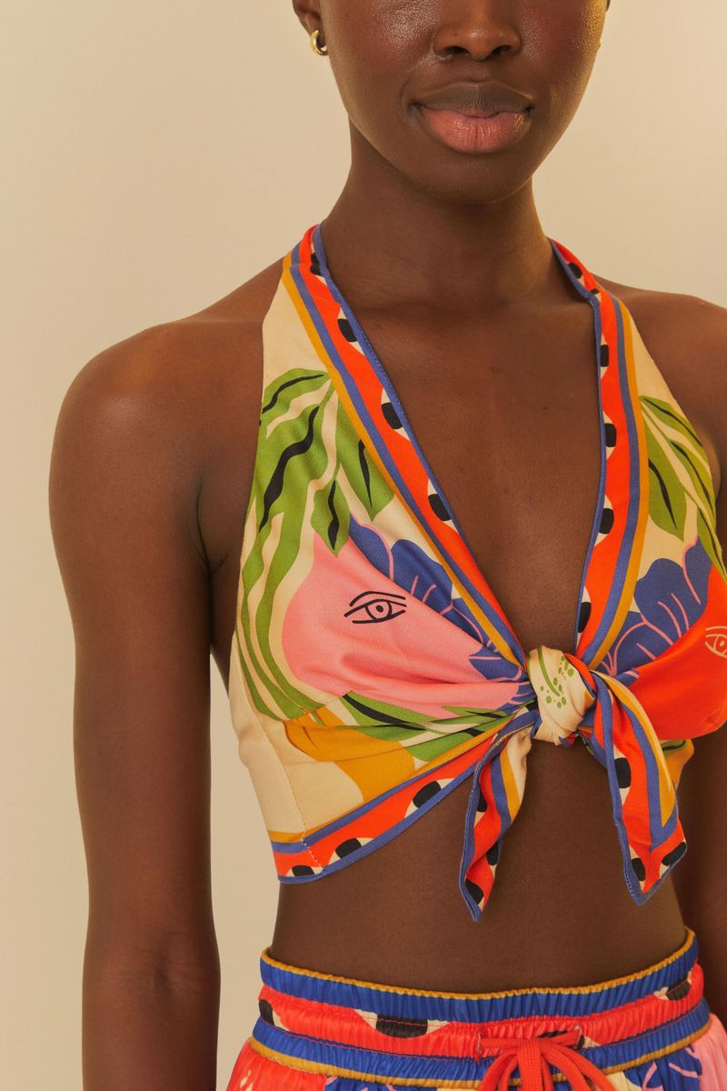 Detalle-del-top-con-estampado-vibrante-y-amarre.
