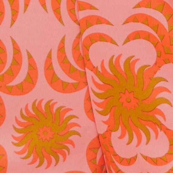 Detalle del estampado tropical del Pantalón Adidas Palm Flower Rosa en tonos de rosa y amarillo.