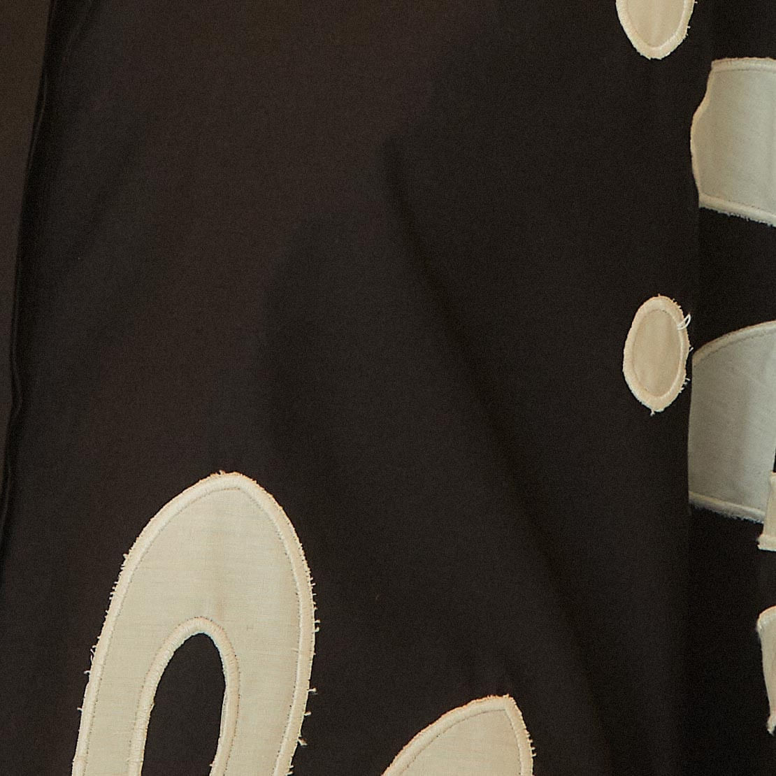 Detalle-de-las-mangas-largas-con-estampado-geometrico.