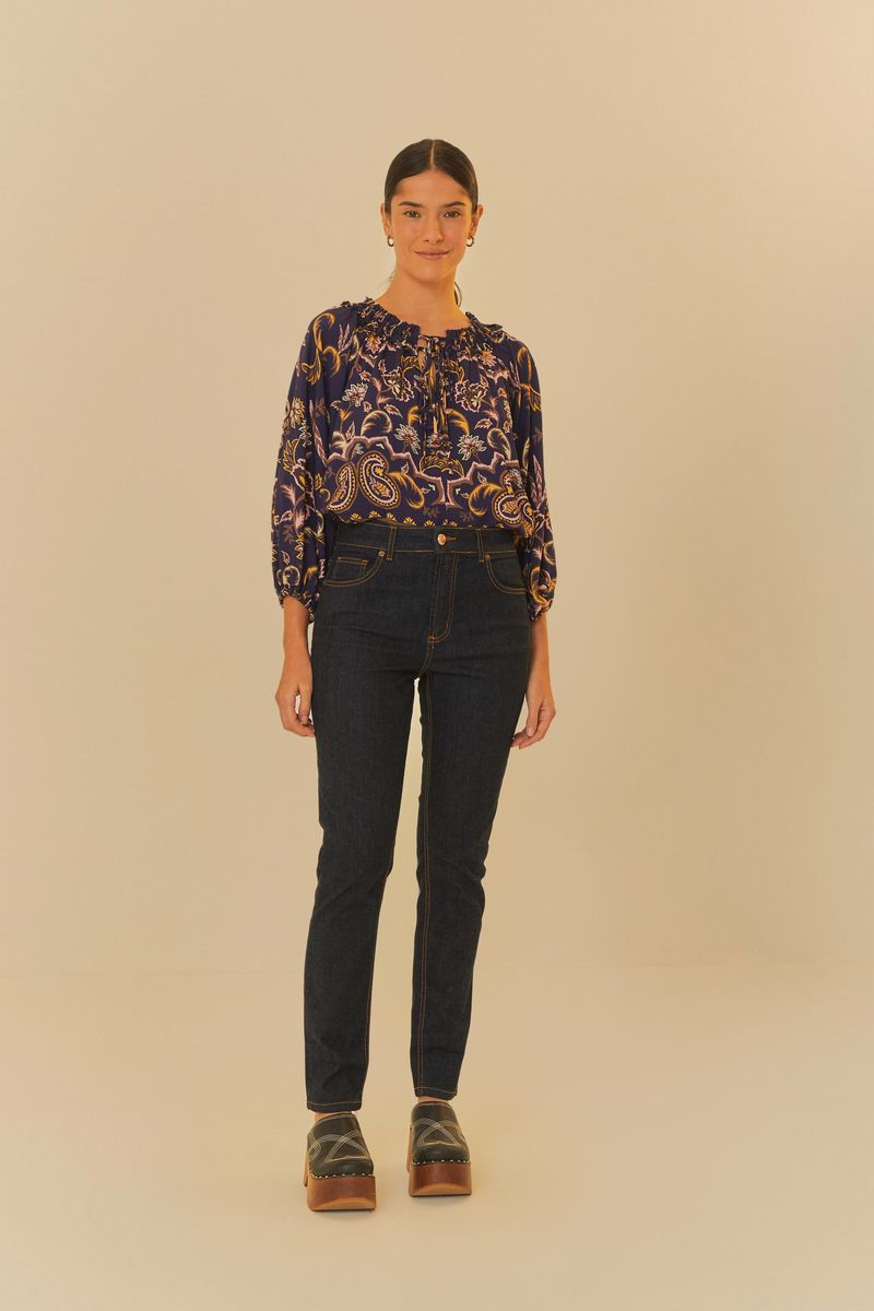 Vista frontal de un pantalón jean skinny azul oscuro con costuras de contraste.