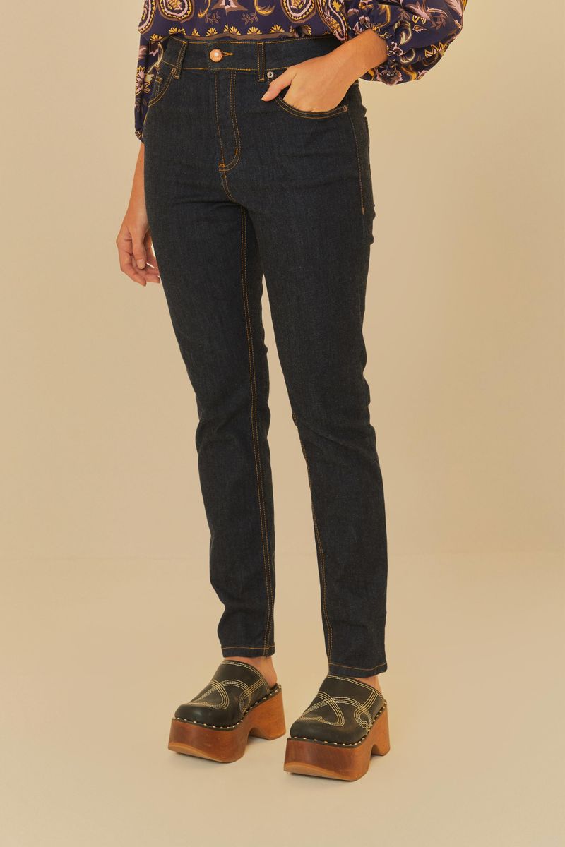 Detalle de la cintura y los bolsillos frontales del pantalón jean skinny azul oscuro.