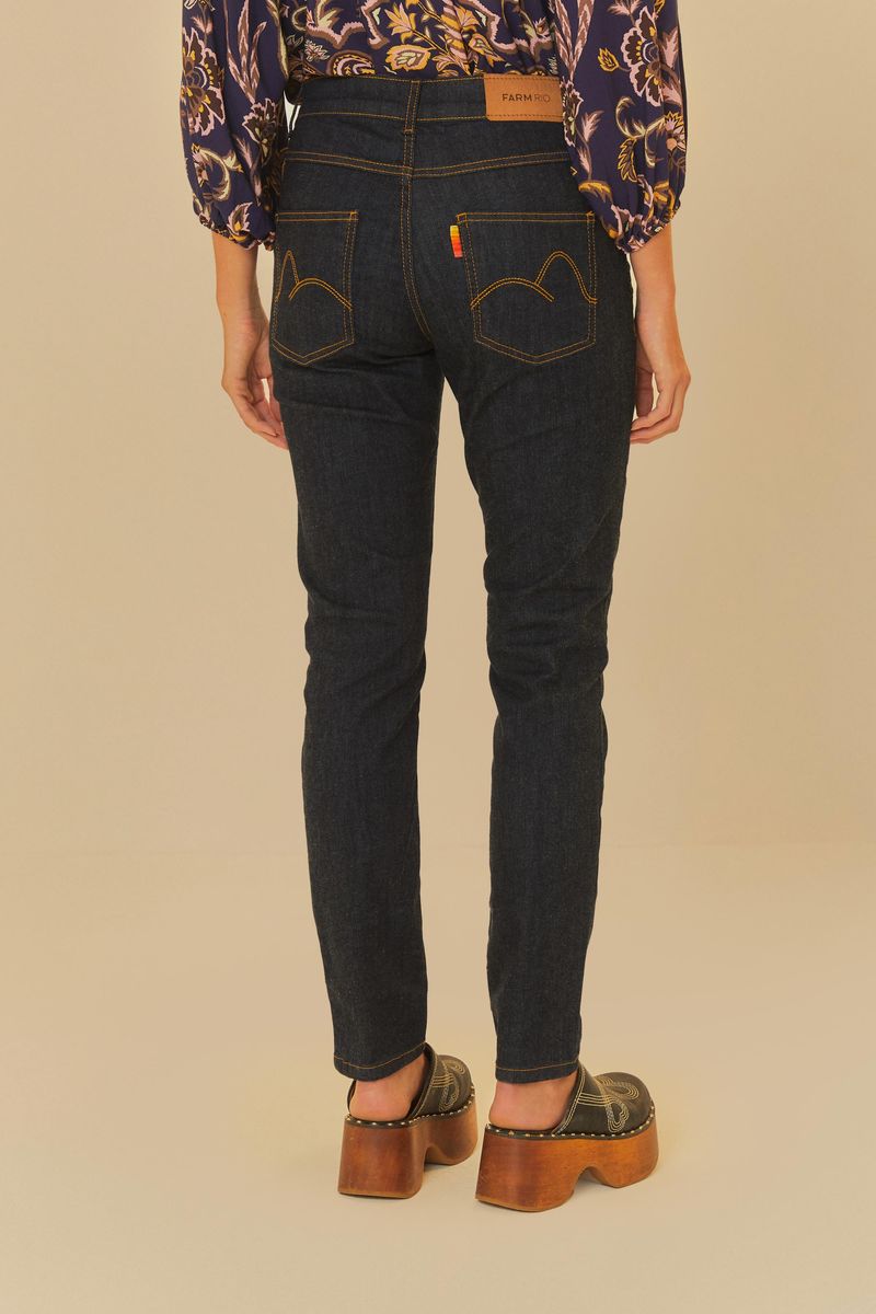 Vista trasera del pantalón jean skinny azul oscuro mostrando los bolsillos.