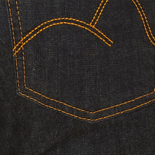 Primer plano del bolsillo trasero del pantalón jean skinny azul oscuro.
