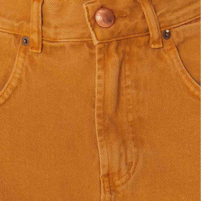 Imagen-de-acercamiento-a-la-cintura-del-short-falda-sarga-bisne-en-tono-ocre.