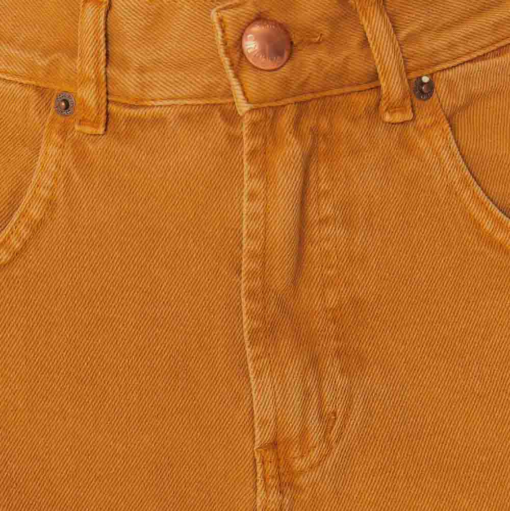 Imagen-de-acercamiento-a-la-cintura-del-short-falda-sarga-bisne-en-tono-ocre.