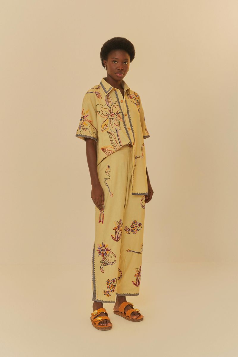 Modelo-vistiendo-pantalon-bordado-surrealista-con-camisa-combinada