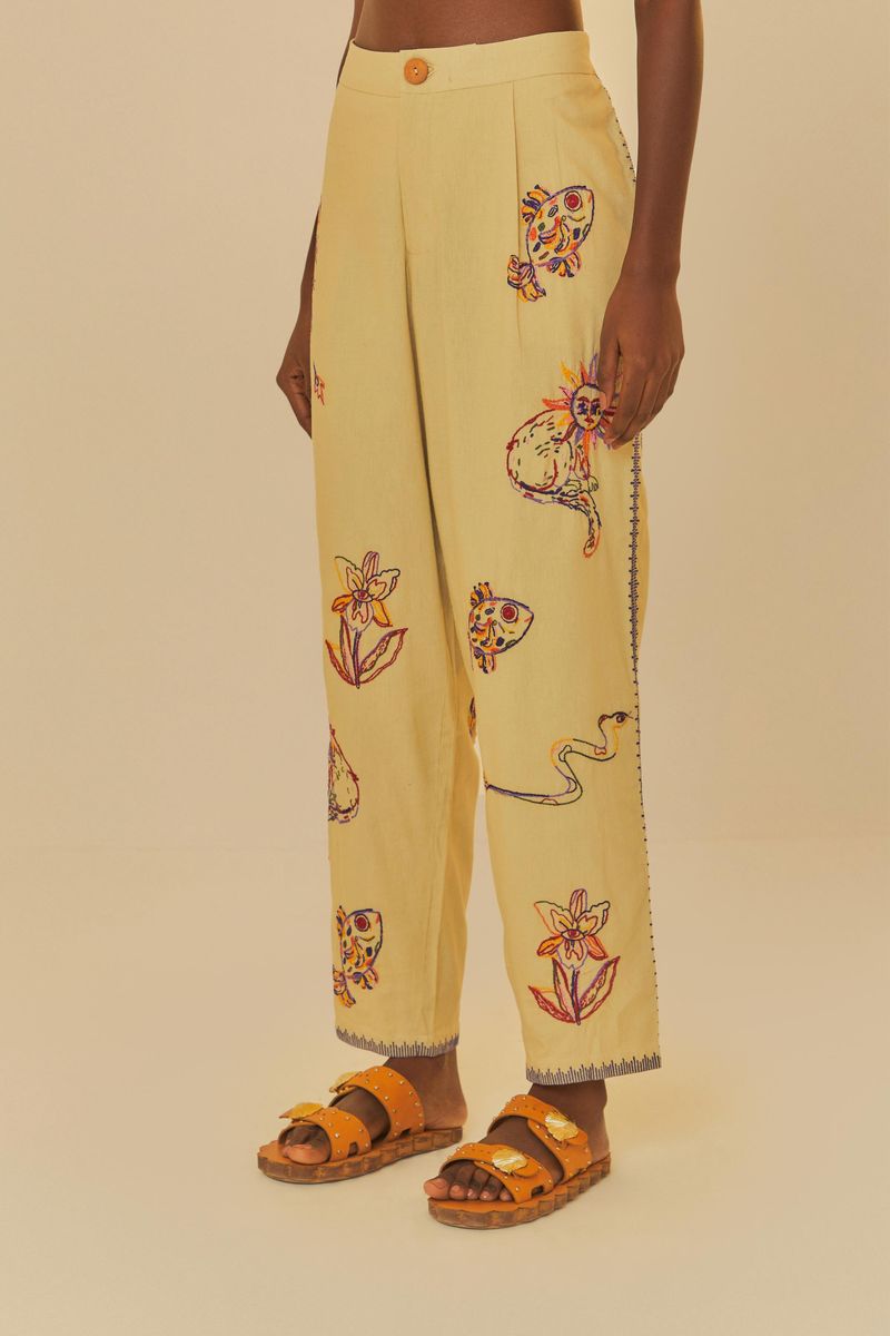 Primer-plano-del-pantalon-mostrando-detalles-de-los-bordados