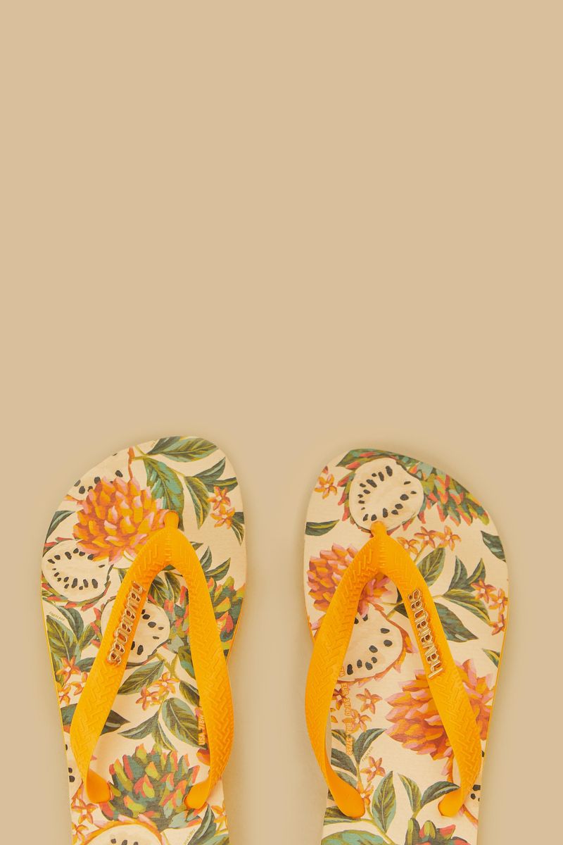 Vista superior de las sandalias Havaianas Biriba Off y Amarillo mostrando el estampado tropical.
