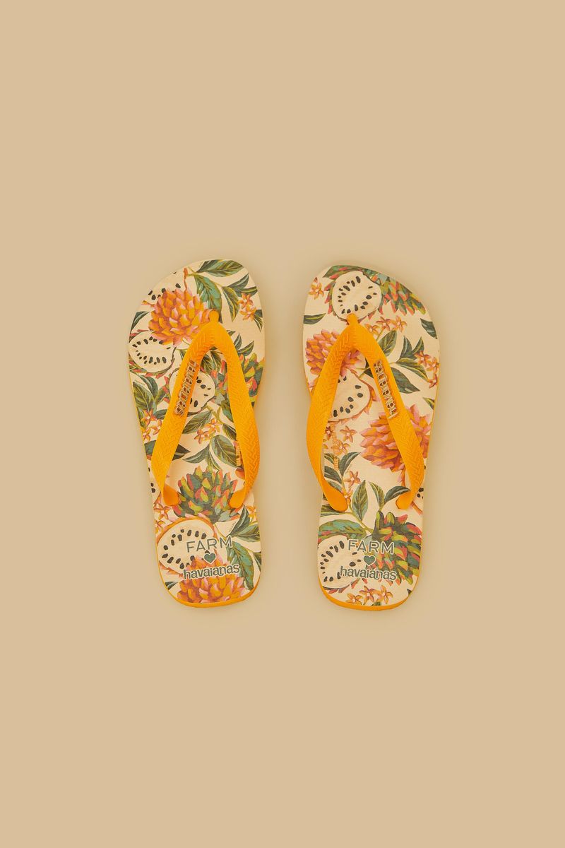 Sandalias Havaianas Biriba Off y Amarillo con detalles del estampado y correas amarillas.