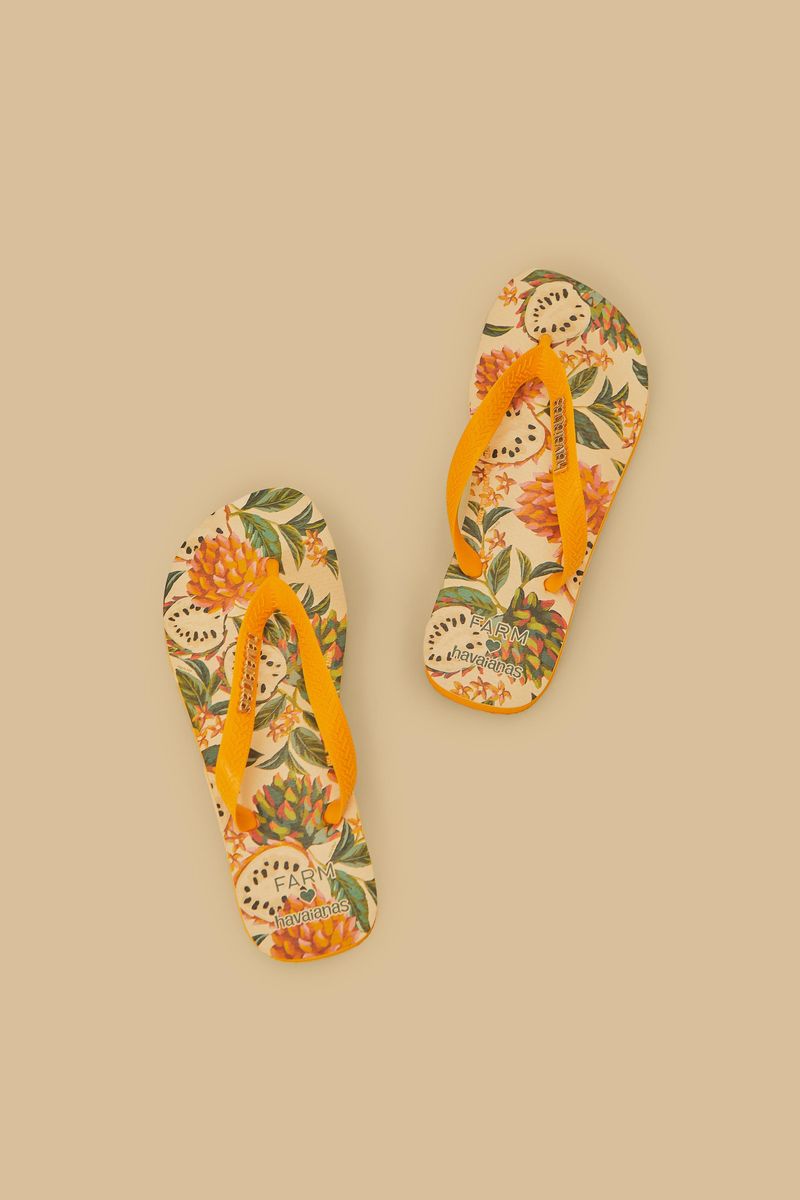 Primer plano de las correas amarillas de las sandalias Havaianas Biriba Off y Amarillo.