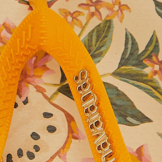Detalles-del-estampado-tropical-de-las-sandalias-Havaianas-Biriba-Off-y-Amarillo.