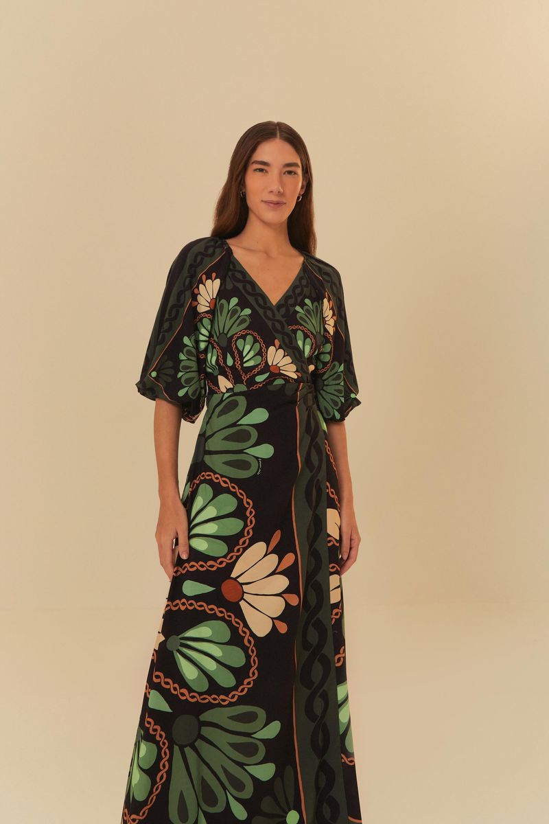 Vestido largo Miranda negro con estampado geométrico visto de frente, mostrando el escote en V y mangas tres cuartos.