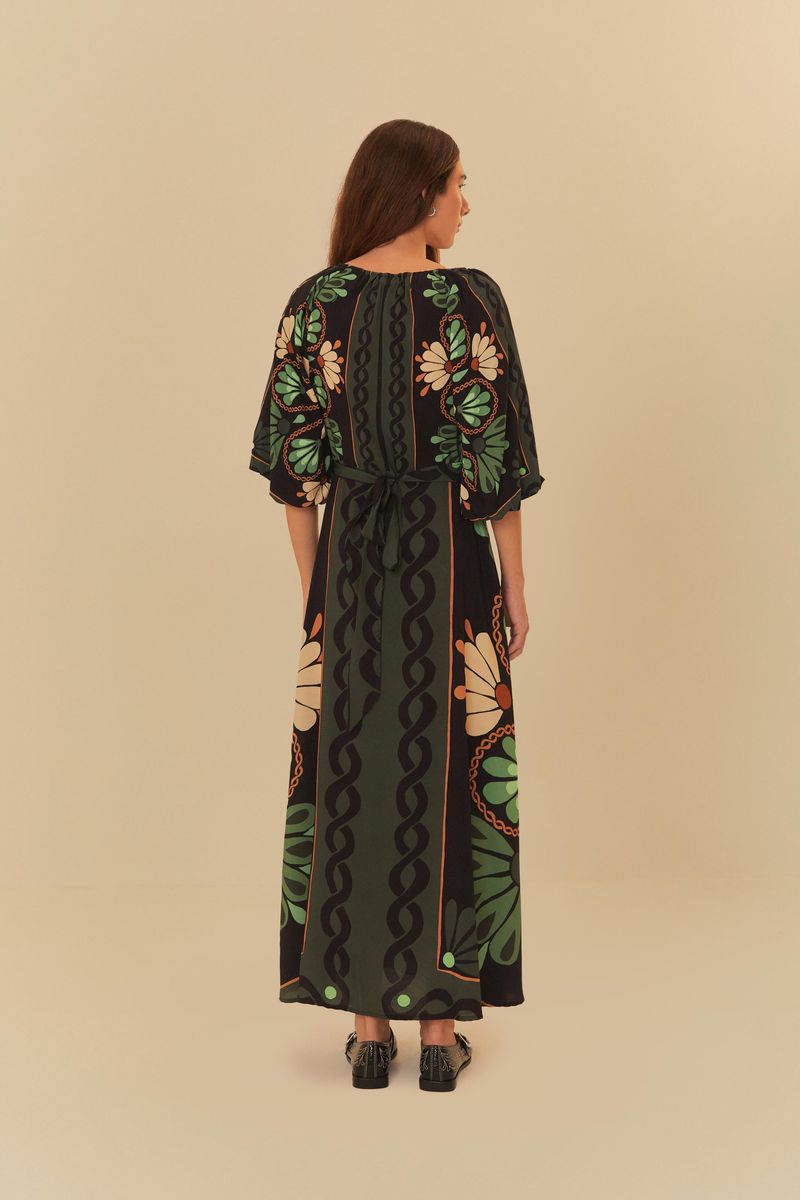 Vista trasera del vestido largo Miranda negro, mostrando la caída fluida y el diseño del estampado.