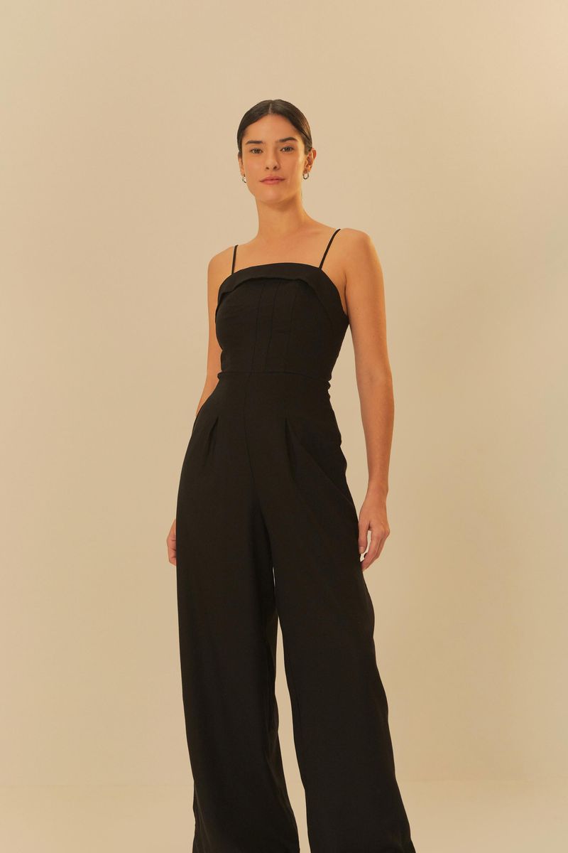 Enterizo-negro-con-pantalones-anchos-y-bolsillos-laterales-visto-de-lado.