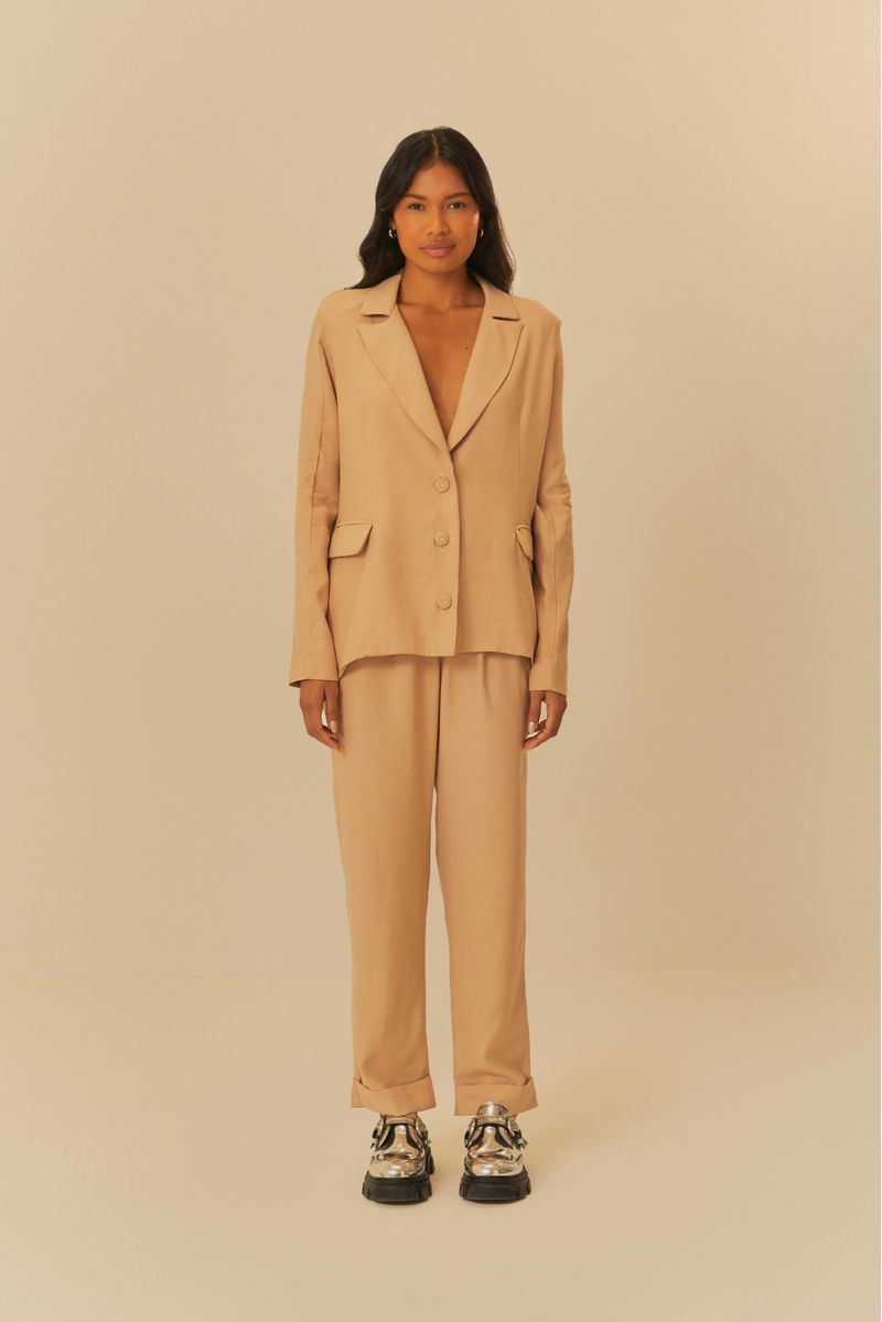 Modelo-usando-pantalon-amplio-beige-con-chaqueta-combinada-vista-frontal.