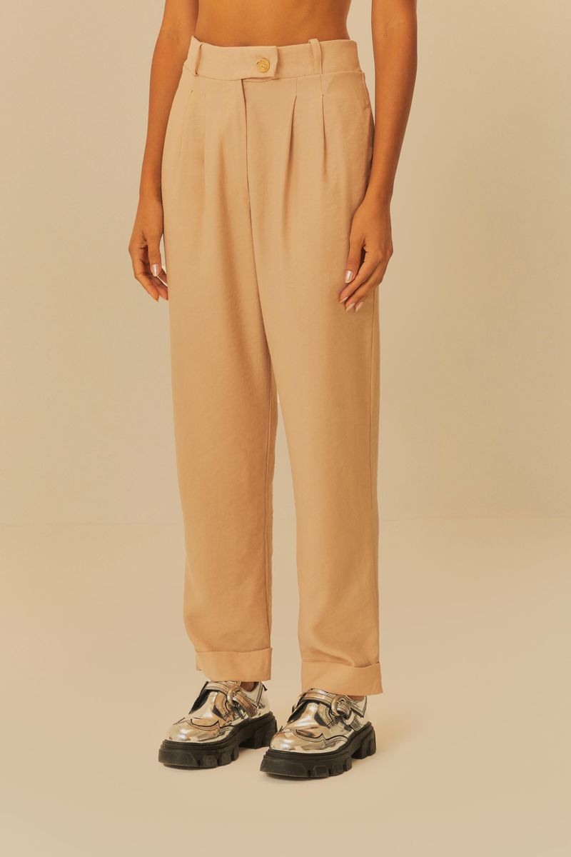 Detalle-del-pantalon-amplio-beige-con-pliegues-y-cintura-alta-vista-frontal.