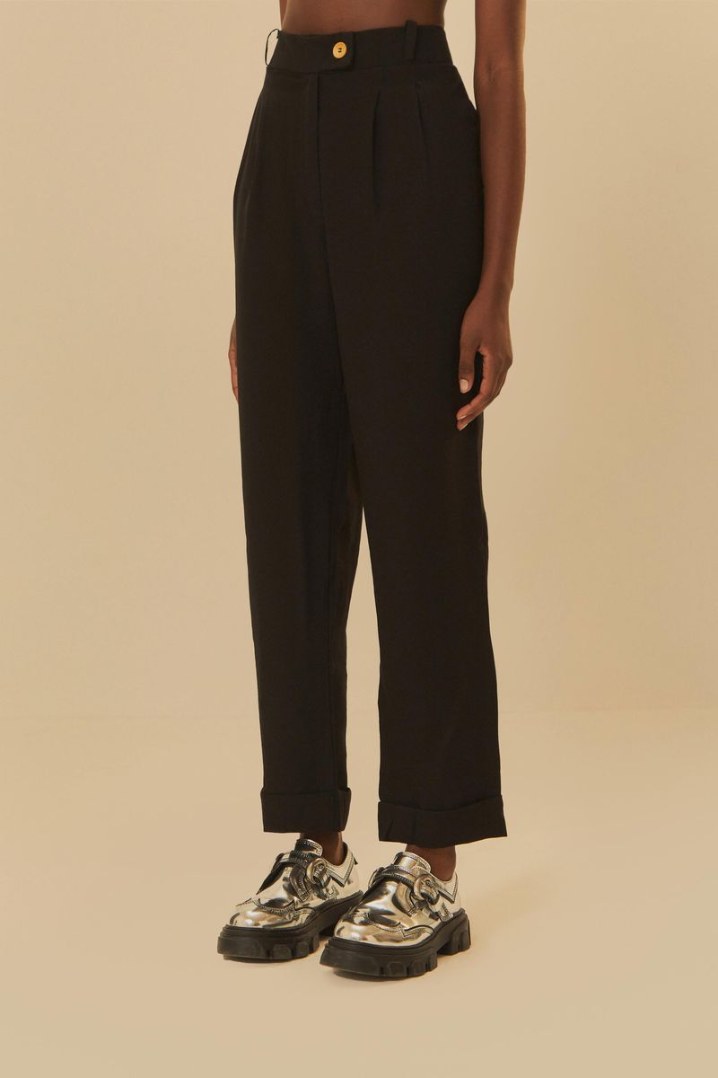 Acercamiento-del-pantalon-negro-mostrando-detalles-de-la-cintura-alta-y-bolsillos-laterales.