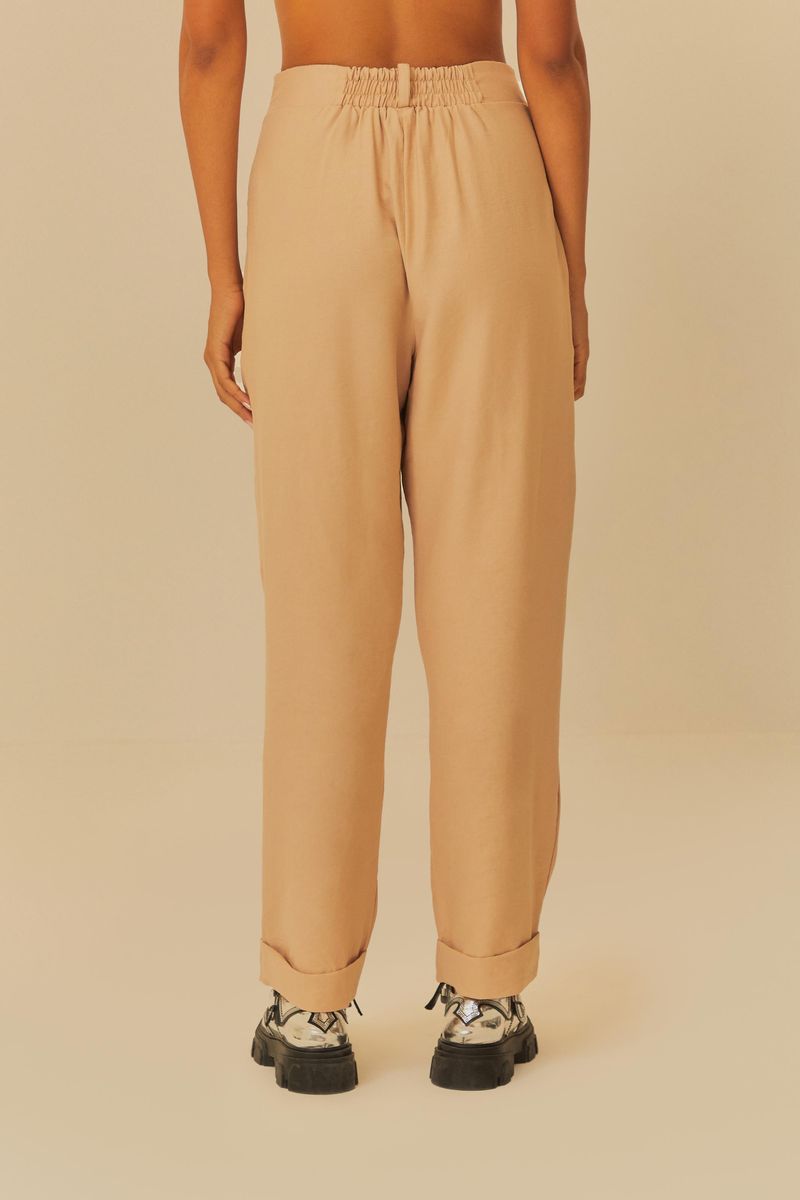 Vista-trasera-del-pantalon-amplio-beige-con-cintura-elastica.