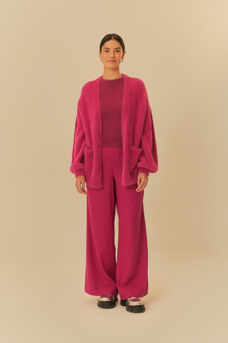 Modelo-usando-pantalon-recto-verde-claro-con-blusa-rosa-vibrante-y-cardigan-texturizado.