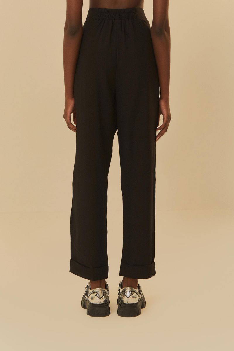 Vista-trasera-del-pantalon-negro-largo-con-dobladillo-doblado.