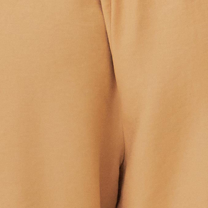 Detalle-de-la-tela-y-acabado-del-pantalon-amplio-beige.