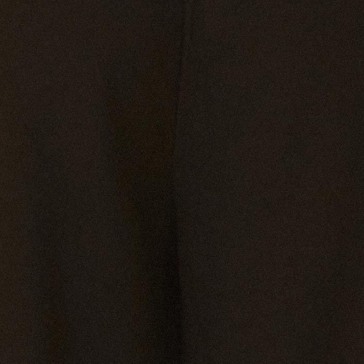 Detalle-del-dobladillo-doblado-del-pantalon-negro-largo.